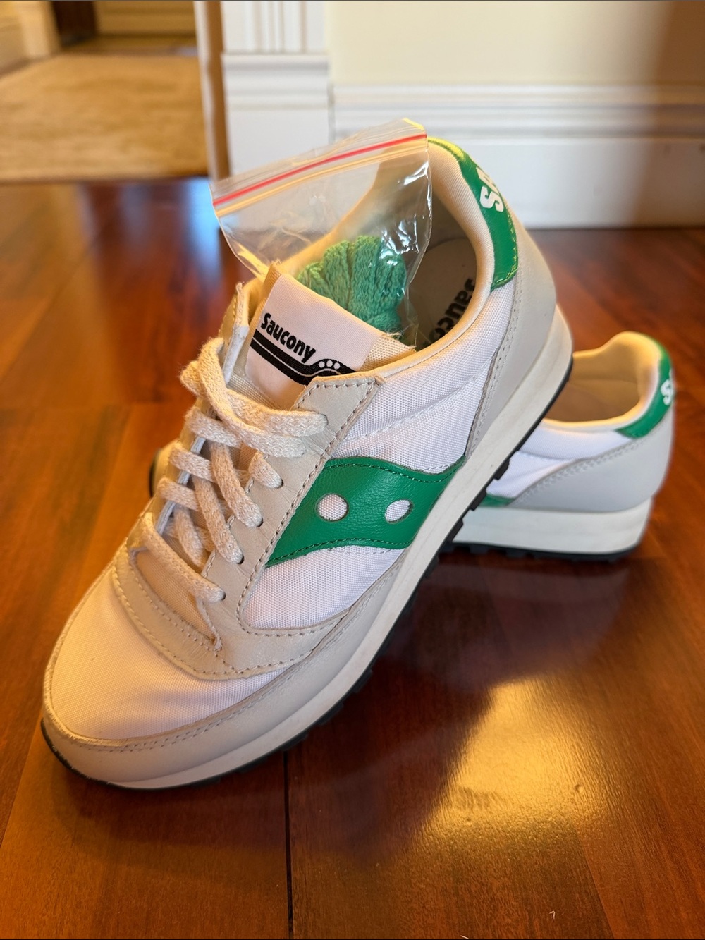 NWOT - UNISEX Saucony White and Green Retro Running Sneakers - WOMENS 9 - MENS 7